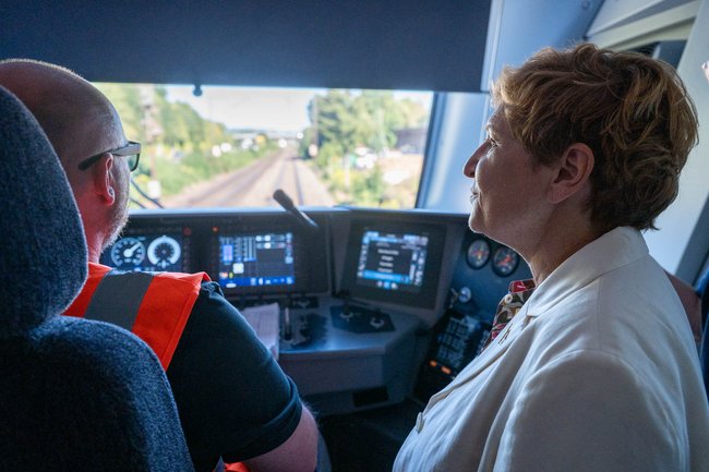 Was sich fast jedes Kind wünscht, darf die Ministerin: Besuch im Führerstand.