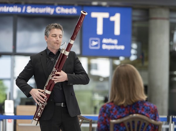 Fagottist Hanno Dönneweg, SWR-Symphonieorchester, im Flughafen Stuttgart. Foto: SWR/Patricia Neligan Fagottist Hanno Dönneweg, SWR-Symphonieorchester, im Flughafen Stuttgart. Foto: SWR/Patricia Neligan