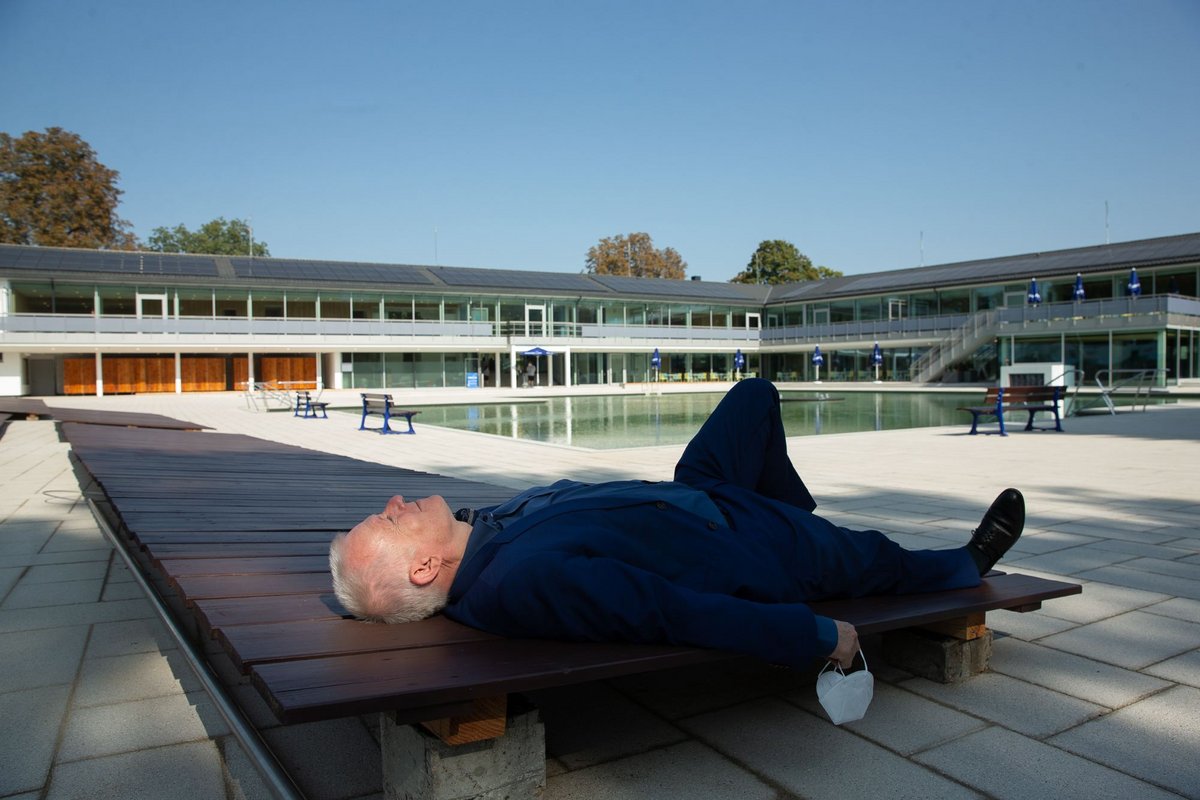 Ausruhen im Bad Berg: Er könnte Kinderbücher schreiben, sagen Kuhn-Kenner, weil er gut mit Kindern könne. Foto: Leif Piechowski/Lichtgut Ausruhen im Bad Berg: Er könnte Kinderbücher schreiben, sagen Kuhn-Kenner, weil er gut mit Kindern könne. Foto: Leif Piechowski/Lichtgut