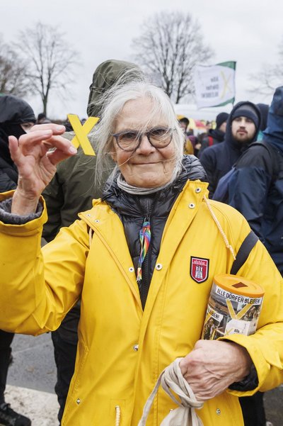 Elisabeth Hoffmann-Heinen verkauft gelbe Kreuze.  Elisabeth Hoffmann-Heinen verkauft gelbe Kreuze.