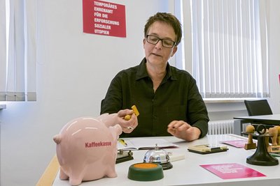 Die Künstlerin im "Ehrenamt". 