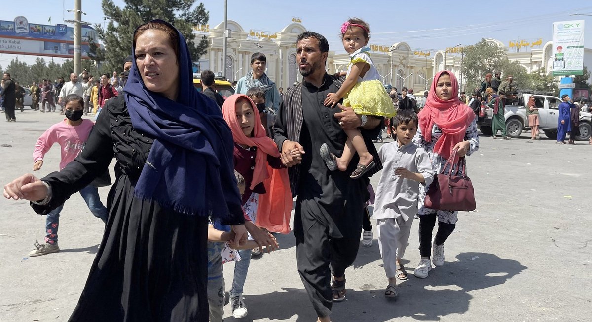 Eine afghanische Familie flieht am 16. August zum Flughafen von Kabul. Fotos: Haroon Sabawoon, Anadolu Agency/picture alliance