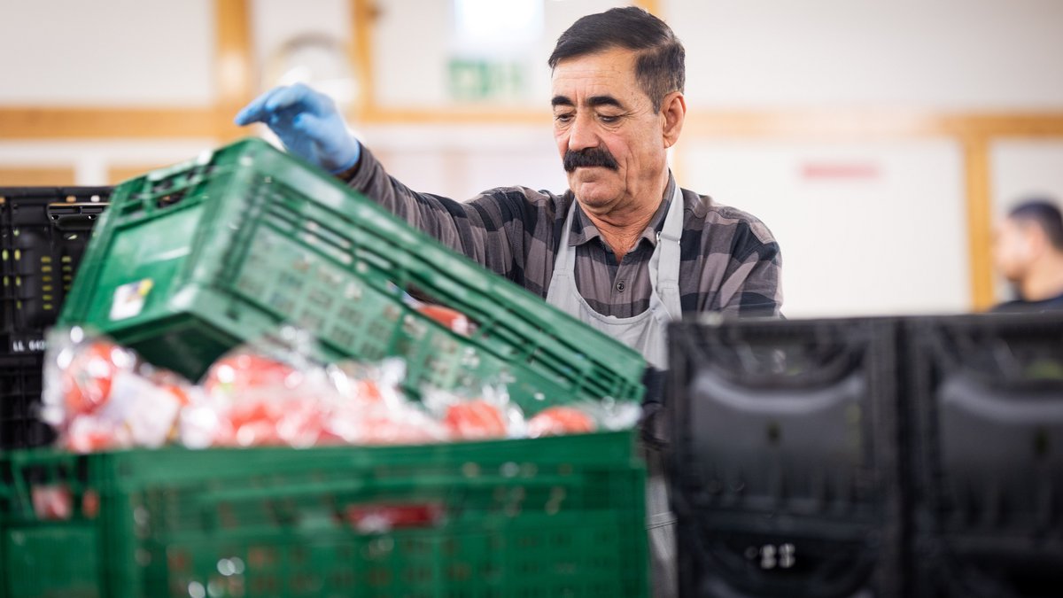Der Jeside Jameel Alsilo arbeitet bei der Tafel für 80 Cent pro Stunde, viele Stunden auch unbezahlt. Fotos: Julian Rettig