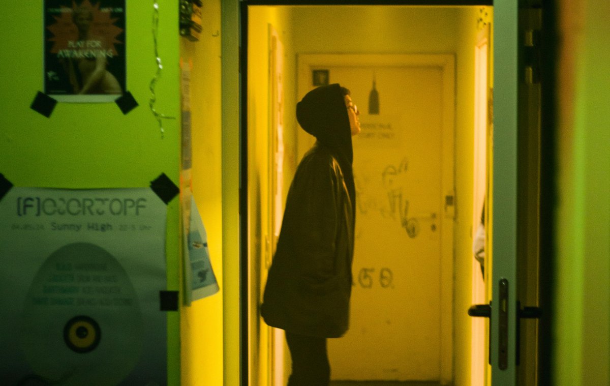 Warten vor der Toilette.