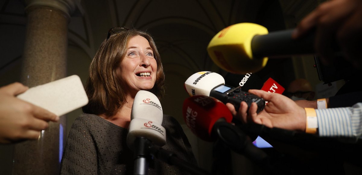 Eine strahlende Wahlsiegerin im Medienrummel: Elke Kahr am 26. September 2021 in Graz. Foto: Erwin Scheriau/APA