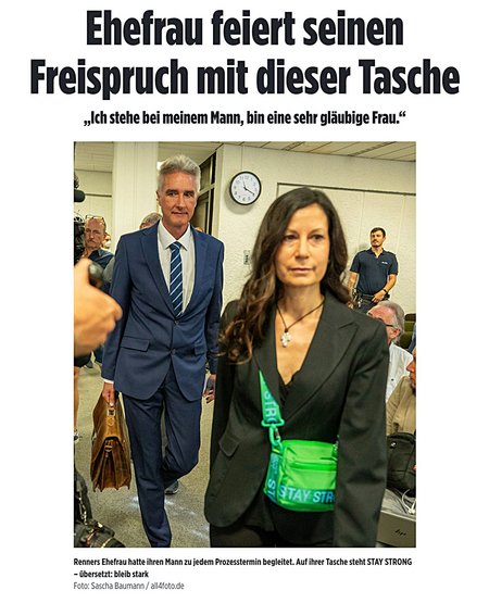Zur Urteilsverkündung erscheint Gabriele Renner mit stärkendem Täschchen in Grün. Screenshot: bild.de
