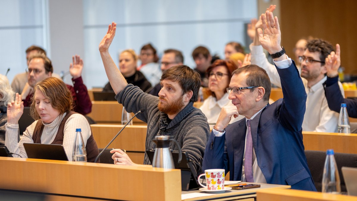 Petra Rühle und Björn Peterhoff (Grüne, links) hatten sichtlich nicht immer so viel Freude wie Alexander Kotz (CDU). Fotos: Julian Rettig
