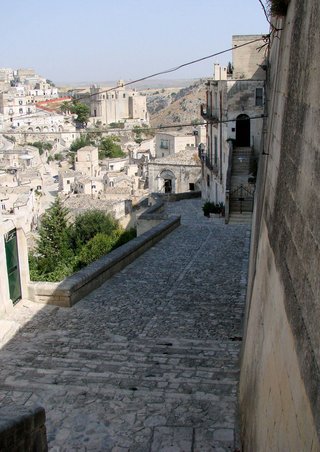 Vor der Stadtmauer der Civitas führt der Weg hinab in den Sasso Barisano.
