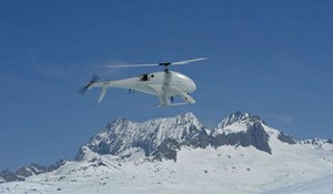 Ferngesteuerter Minicopter vor Schweizer Bergwelt. Foto: Swiss UAV AG