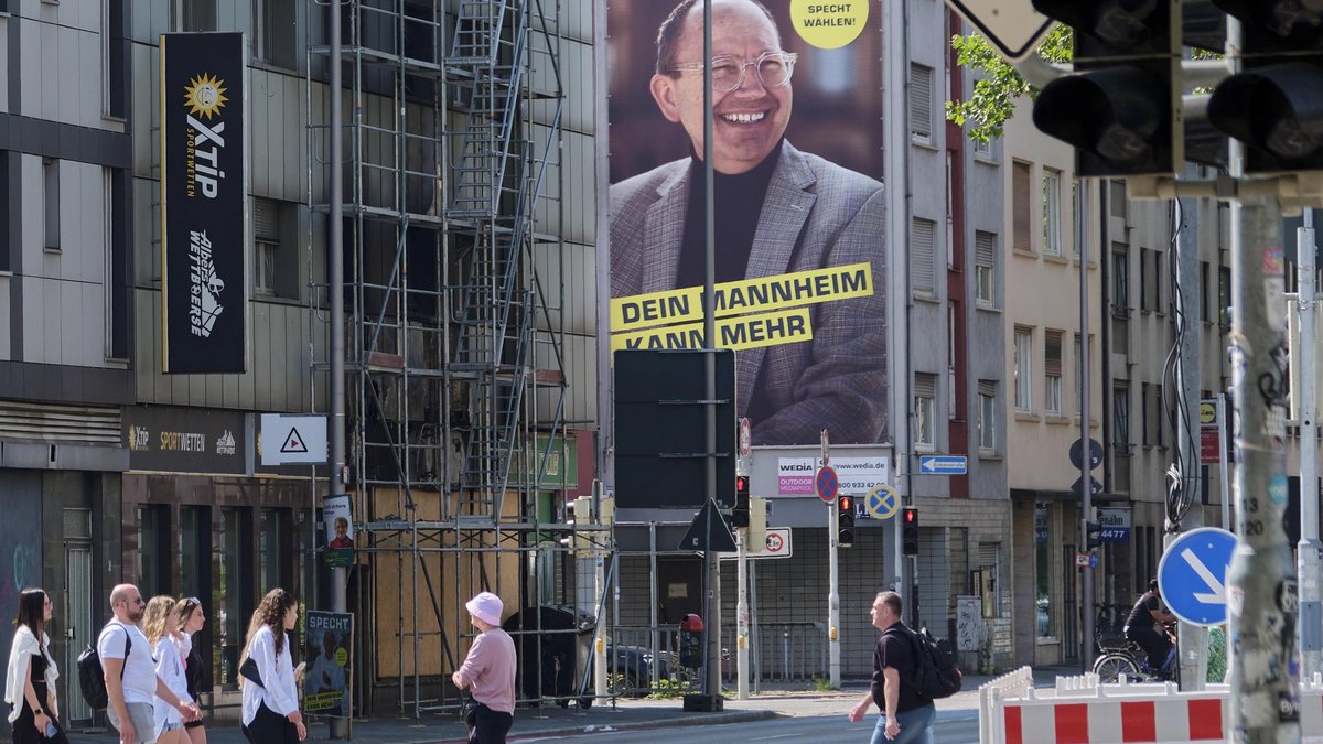 Christian Specht (CDU) lachte vom Großplakat, die Wahlbeteiligung war zum Heulen. Fotos: Joachim E. Röttgers