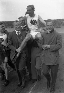 Otto Peltzer nach seinem Siegeinlauf 1926. Foto: Bundesarchiv