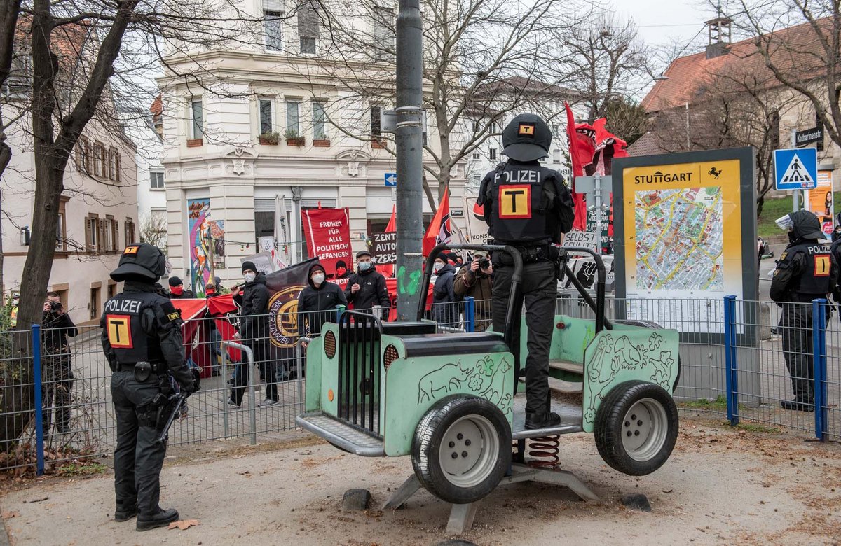 Spielplatzbesetzung im März: Ein Polizist hat sich das Schaukel-Auto ausgesucht, um die Antifa-Demo im Blick zu behalten.