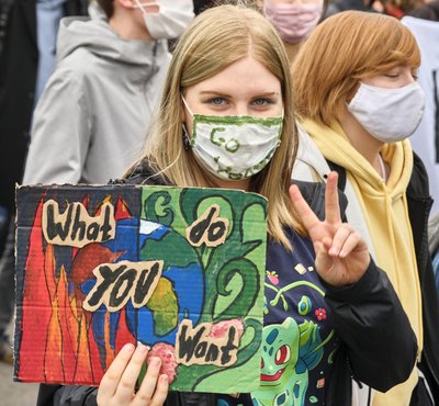 Die junge Frau hat eine berechtigte Frage. Die junge Frau hat eine berechtigte Frage.