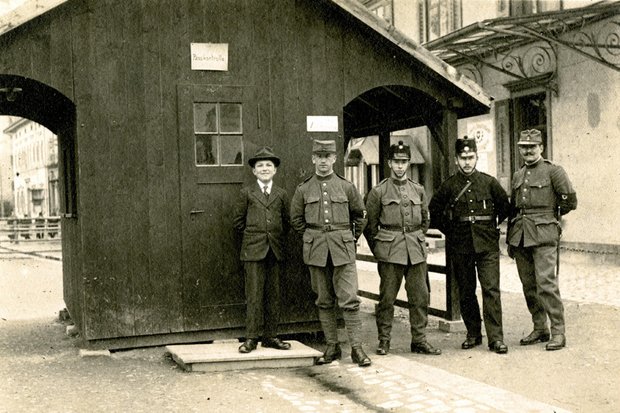 Verstärkte Wachen: Neben Schweizer Zöllnern bewachen ab 1914 auch Soldaten die Grenzübergänge, hier am Konstanzer Hauptzoll. Foto: Rosgartenmuseum Konstanz