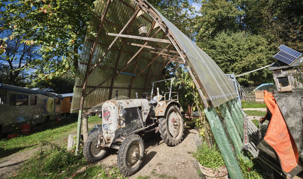 Sogar einen Carport hat's.