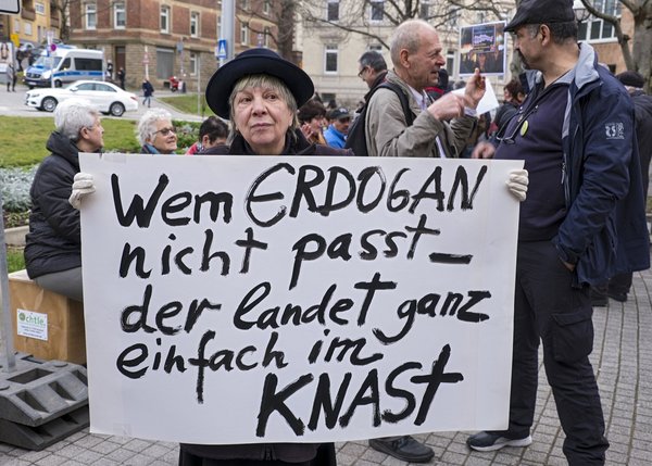 Protest gegen die Verhaftung des Journalisten Deniz Yücel vor dem türkischen Konsulat in Stuttgart, 2017. Foto: Joachim E. Röttgers