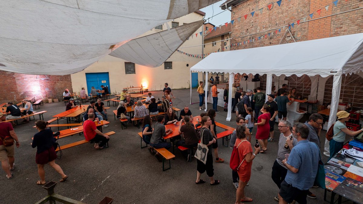 Nach den Konzerten treffen Künstler:innen und Publikum im Innenhof zusammen.