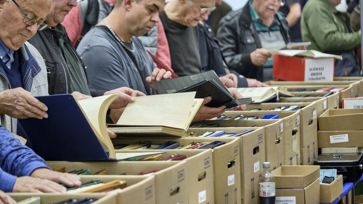 Übergriffe beim Anschauen des Briefmarkenalbums? Nicht bei der Briefmarkenbörse in Sindelfingen. Foto: Joachim E. Röttgers