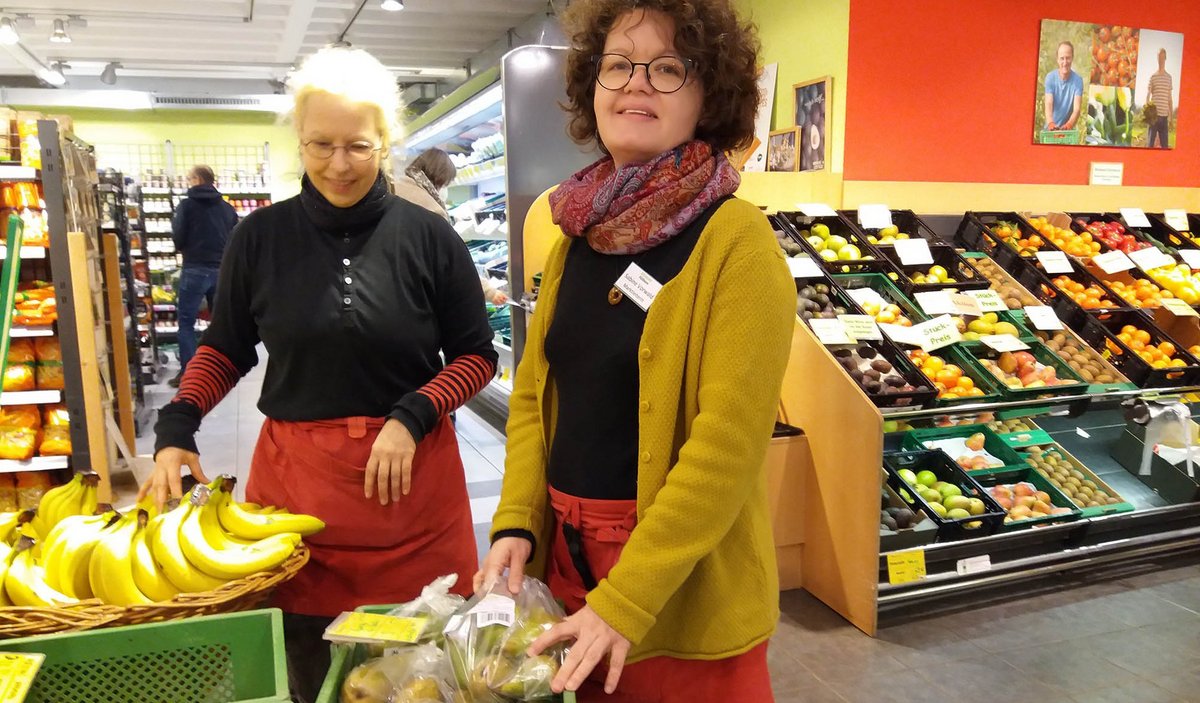 Sabine Vorwald (rechts) und Tamara Schiltsky, Aufsichtsratsvorsitzende der Füllhorn-Genossenschaft in Karlsruhe.