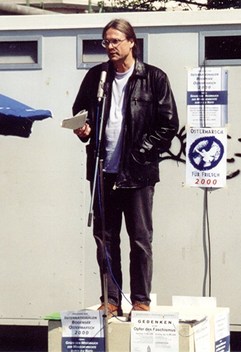 Karl Schweizer als Redner beim Internationalen Bodensee-Ostermarsch, April 2000. Foto: Sammlung Schweizer Karl Schweizer als Redner beim Internationalen Bodensee-Ostermarsch, April 2000. Foto: Sammlung Schweizer
