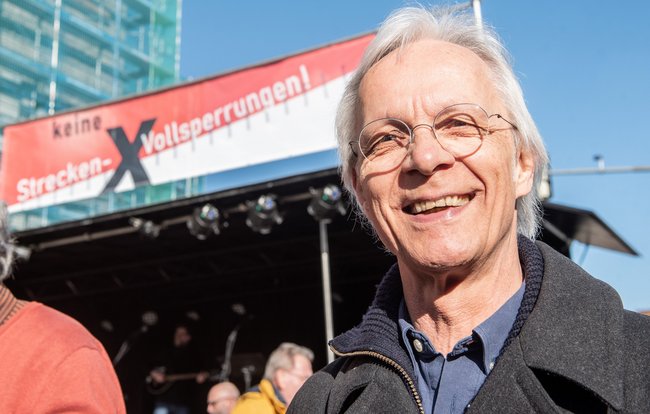 Martin Poguntke vom Aktionsbündnis gegen S 21 bei einer Demo gegen die Vollsperrung von S-Bahn-Strecken. Foto: Jens Volle
