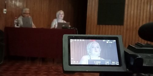 Lässt sich vom eher geringen Interesse nicht entmutigen: Die ukrainische Friedensaktivistin Nina Potarska beim online-Vortrag.