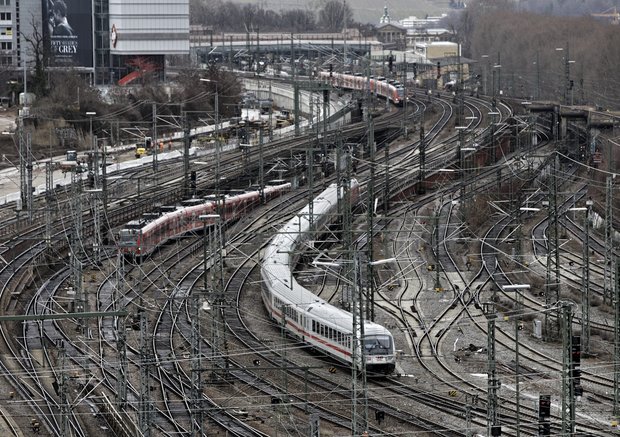 ... durch dieses "Gleisgewurstel". ... durch dieses "Gleisgewurstel".