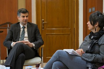 Nezar Esmat mit Monica Hauser. Foto: Medica mondiale/Monica Schell