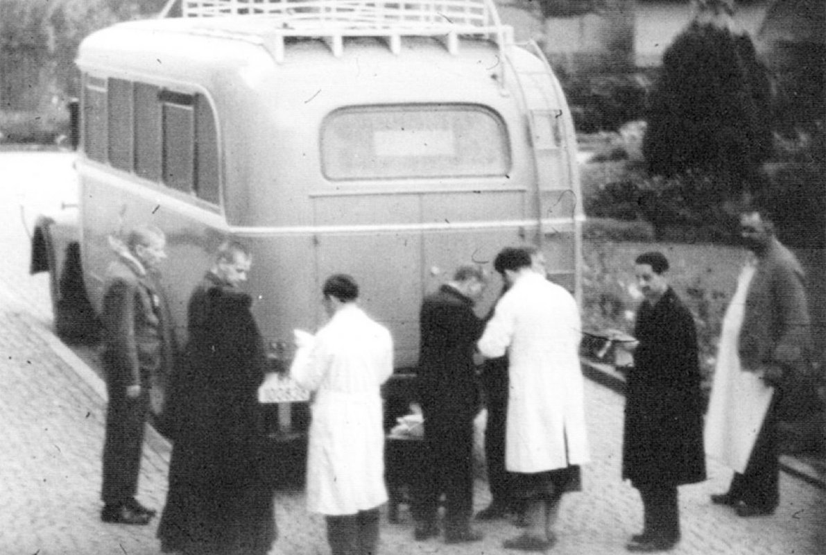1940: Die grauen Busse brachten Menschen mit Behinderung in die Tötungsanstalt Grafeneck im Kreis Reutlingen – 10.824 Menschen wurden ermordet. Hier die Abfahrt in der Heil- und Pflegeanstalt Liebenau.