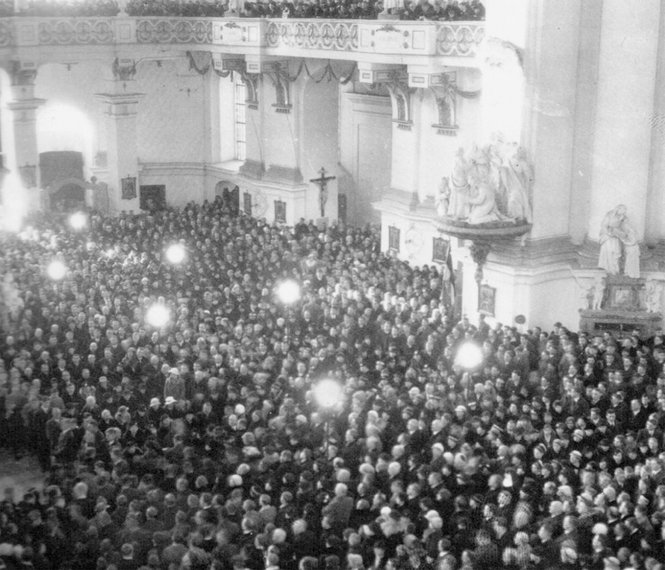 1935: Zur Predigt von Bischof Sproll zogen 12.000 Gläubige zur Wiblinger Klosterkirche. 1935: Zur Predigt von Bischof Sproll zogen 12.000 Gläubige zur Wiblinger Klosterkirche.