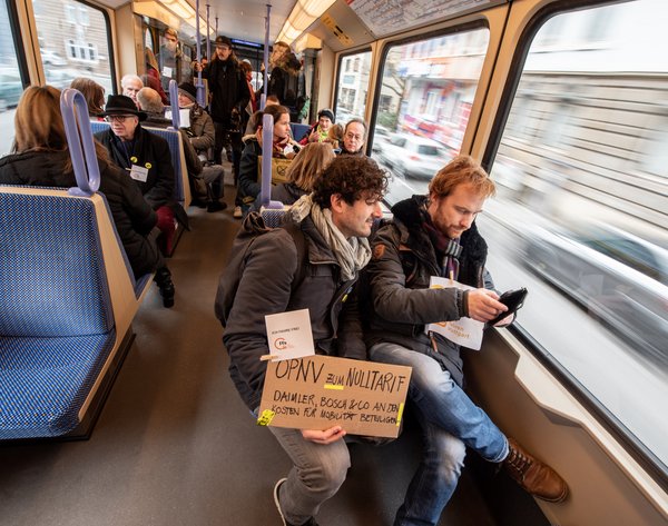 Pantisano und Hannes Rockenbauch filmen sich beim politischen Schwarzfahren, Januar 2019. Foto: Jens Volle
