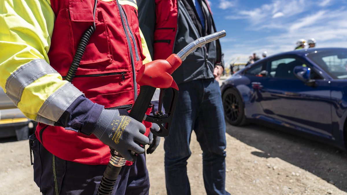 E-Fuel-Tanken im südchilenischen Haru Oni, inszeniert als politisches und mediales Ereignis. Fotos: Porsche AG