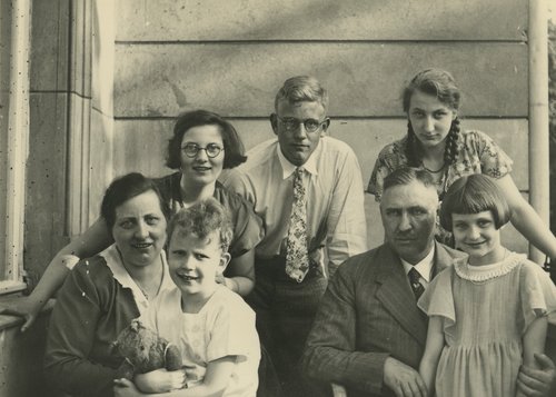 Theodor Roeingh (zweiter von rechts) mit Familie, um 1931. Foto: Stadt- und Kreisarchiv Paderborn  Theodor Roeingh (zweiter von rechts) mit Familie, um 1931. Foto: Stadt- und Kreisarchiv Paderborn
