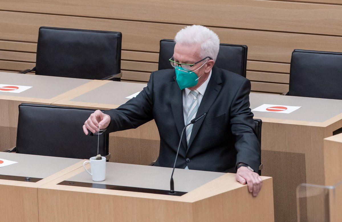 Wohin mit dem Teebeutel? Ministerpräsident Winfried Kretschmann (Grüne) am Abend der Landtagswahl. 