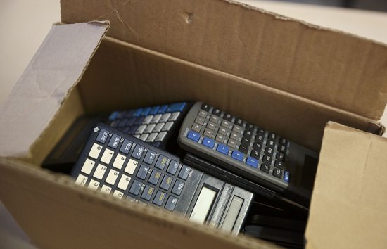 Ob hinter den Kartons mit den ausgemusterten Taschenrechnern die Lehrkräftestellen vergessen wurden? Man weiß es nicht. Foto: Julian Rettig Ob hinter den Kartons mit den ausgemusterten Taschenrechnern die Lehrkräftestellen vergessen wurden? Man weiß es nicht. Foto: Julian Rettig