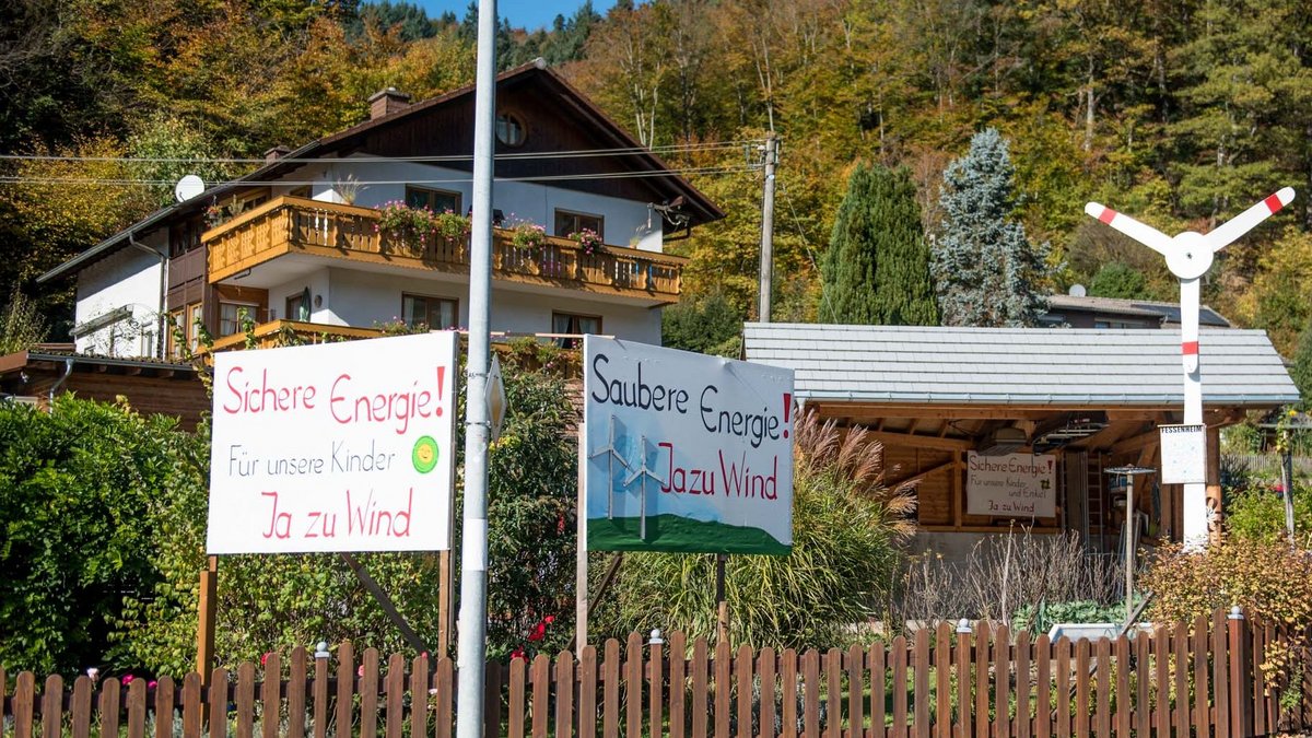 Klare Position pro Windkraft, hinterm Gartenzaun zur Schau gestellt in Münstertal, Südschwarzwald im Herbst 2017. Foto: Jens Volle