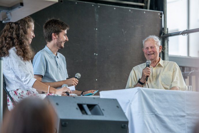Im Dialog mit der Jugend: Kathleen Class und Paul Klegraf-Garcia interviewen Fabian bei einer Gedenkveranstaltung am Stuttgarter Nordbahnhof. Foto: Jens Volle