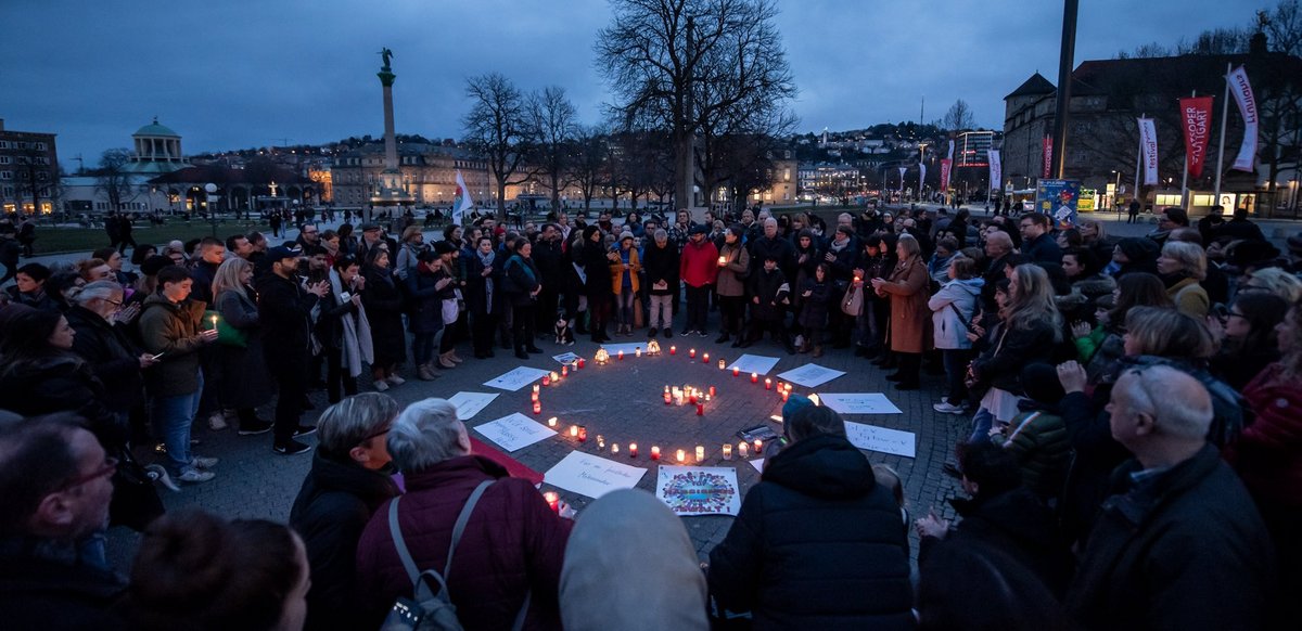 Nach dem Terror von Hanau gab es bundesweit Mahnwachen. Auch auf dem Stuttgarter Schlossplatz trauerten am 22. Februar mehrere Hundert Menschen. Foto: Jens Volle