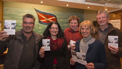 Markus Leser (li.) mit Markus Leser (li.) mit Vorständen und Aufsichtsräten der Kino-Genossenschaft.