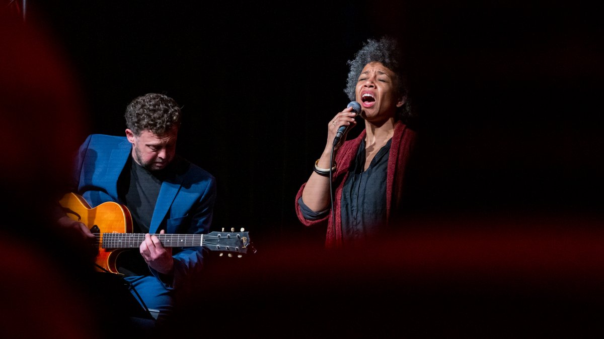 Leidenschaftliches Intermezzo der Sängerin Fola Dada mit Gitarrist Christoph Neuhaus. Fotos: Jens Volle