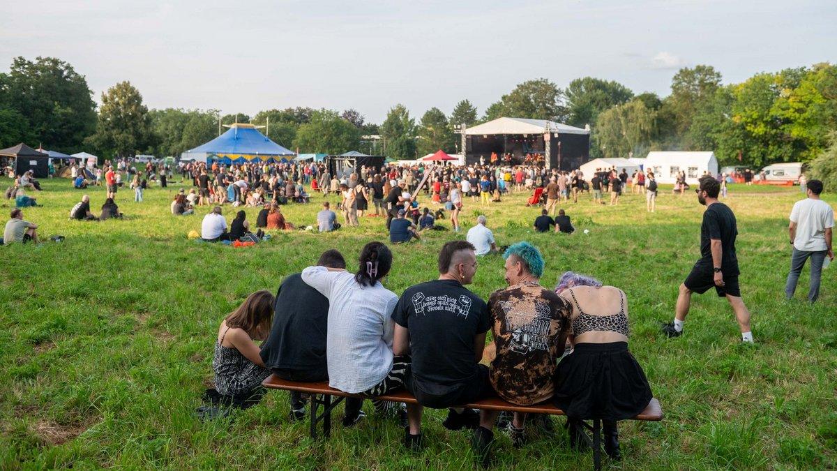 Rund 2.000 Besucher:innen genießen die entspannte, friedliche Atmosphäre.