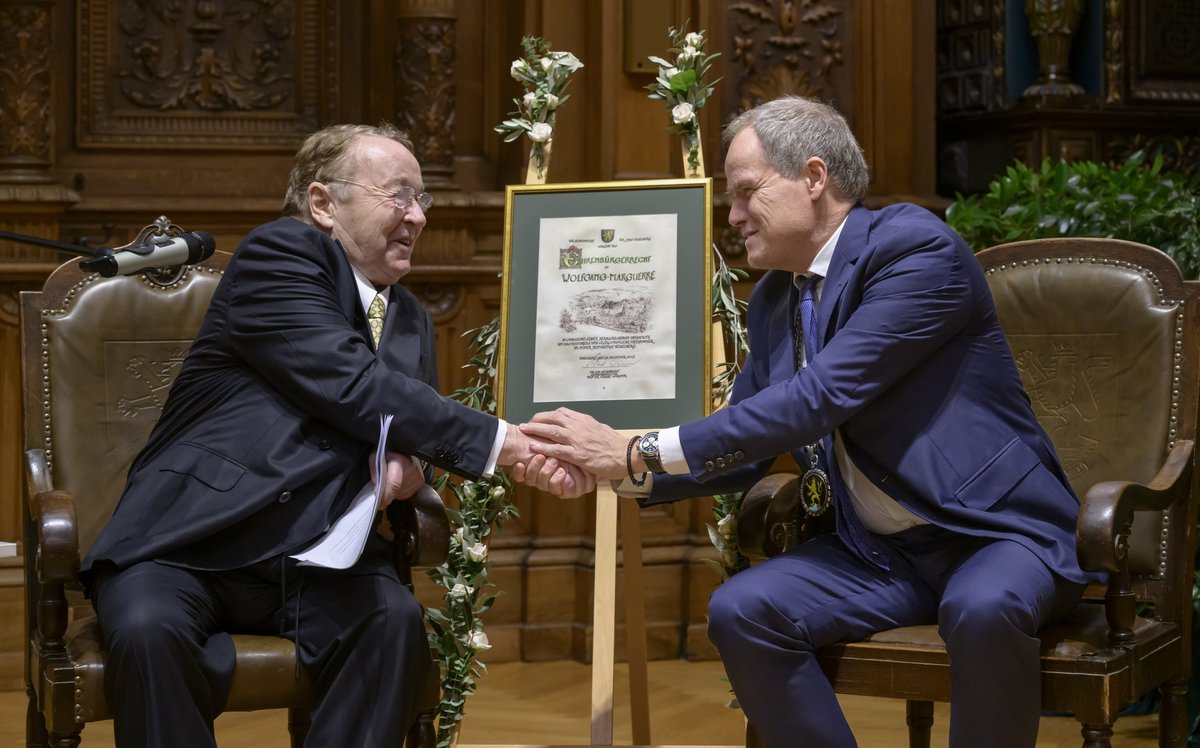 Heidelbergs OB Eckart Würzner (rechts) verleiht dem Blutplasma-Unternehmer Wolfgang Marguerre die Ehrenbürgerwürde. Foto: Philipp Rothe