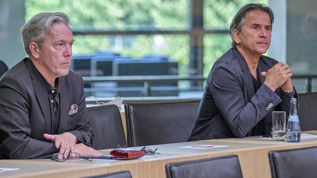 Auf Abstand bedacht: die Intendanten Marc-Oliver Hendriks (links) und Tamas Detrich. Foto: Joachim E. Röttgers