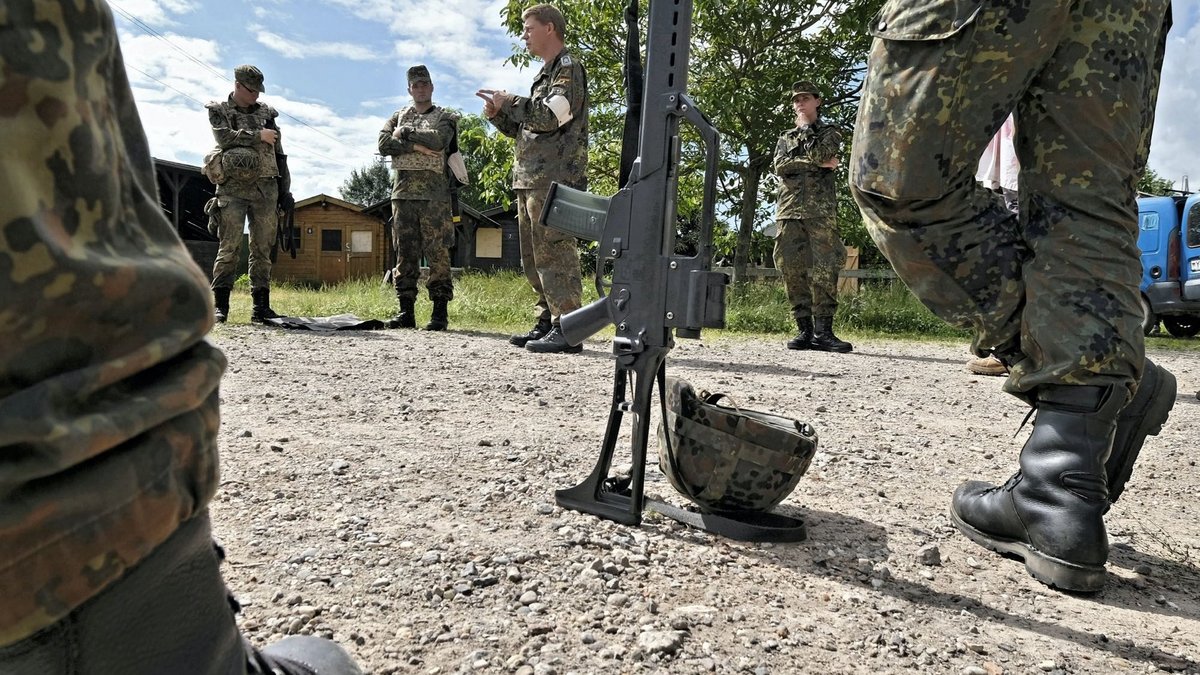 Waffen stehen im Mittelpunkt, auch bei der Diskussion um Ausrüstung und Aufrüstung der Bundeswehr. Foto: Joachim E. Röttgers