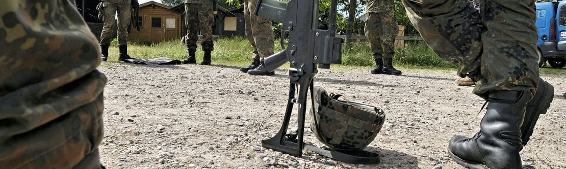 Keine Unterhosen kaufen können, aber Waffen wollen