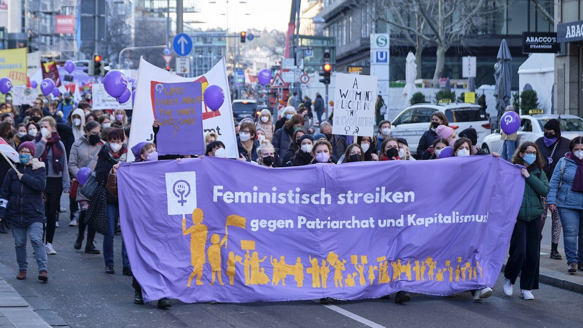 "Frauen lieben Pink", jaja. Und Lila, wie am letztjährigen Weltfrauentag in Stuttgart zu sehen. Foto: Joachim E. Röttgers