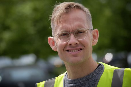 Wo ein Dixi, da auch Pflücker:innen, vermutet Philipp Groll. Wo ein Dixi, da auch Pflücker:innen, vermutet Philipp Groll.