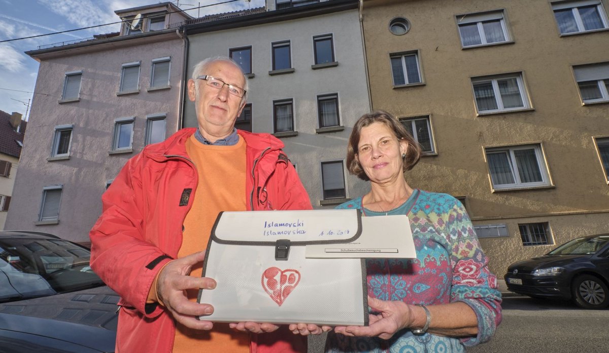 Hier hat die Familie gelebt, ihre Urkundenmappe ist noch da. Die ehrenamtlichen Betreuer Niels Clasen und Barbara Mobley. Fotos: Joachim E. Röttgers