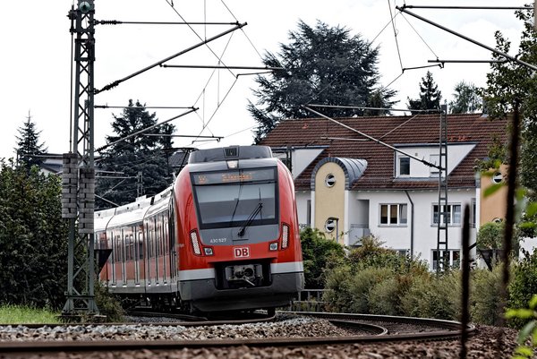 Strecke mit ICs teilen? S-Bahn in Leinfelden. Strecke mit ICs teilen? S-Bahn in Leinfelden.