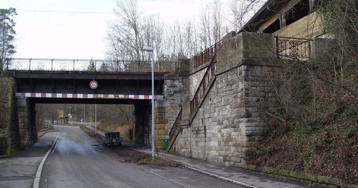 Blick auf das Viadukt in der Leonberger Straße, rechts der Aufgang zum Halt "Wildpark". Links hinten geht's hinunter zu den Heslacher Wasserfällen.